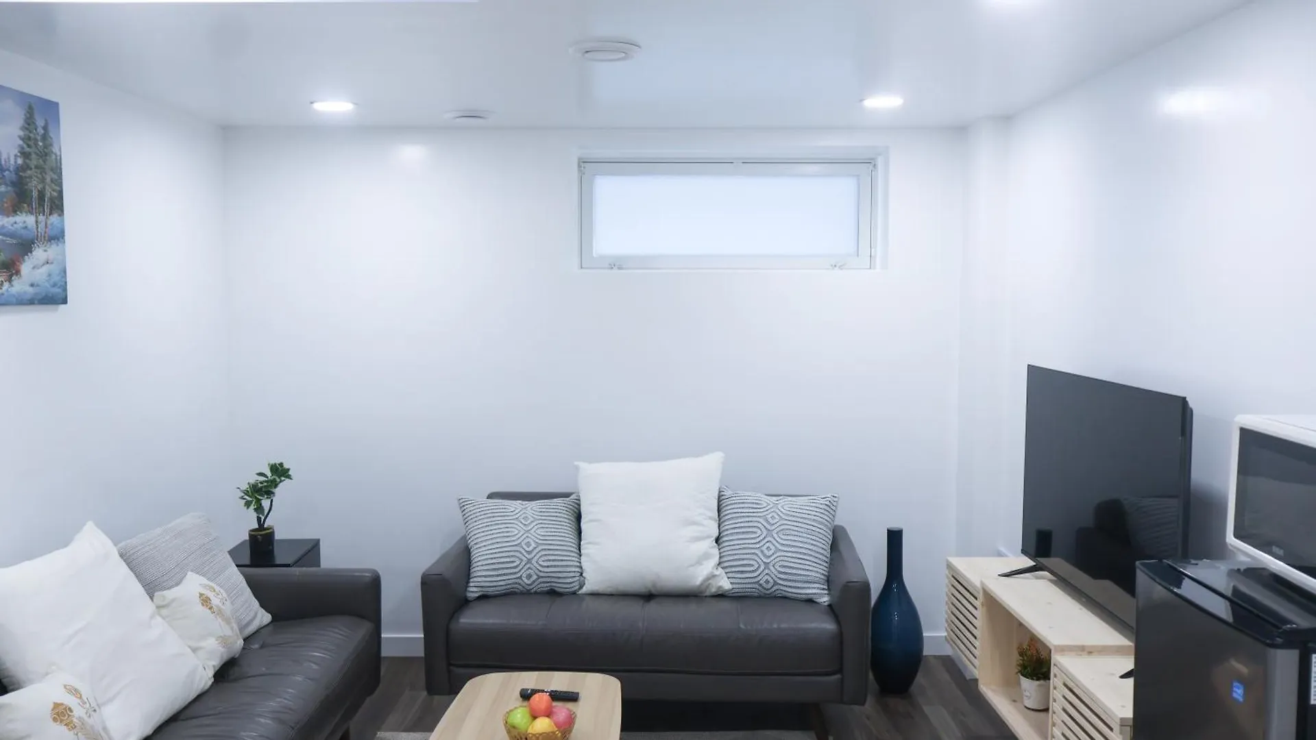 Cozy 2 Bedroom Basement Suite contacts